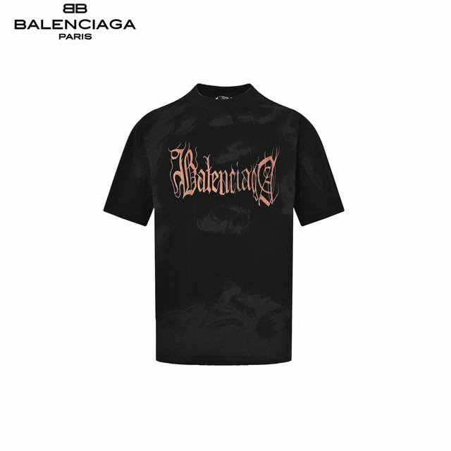 Balenciaga 巴黎世家 火焰梵文破洞短袖 采用32支双纱 260克重面料 进口针织针梳棉进行制作 厚度适中 有垂感又有轮廓型 上身就是一个舒适 对微胖身